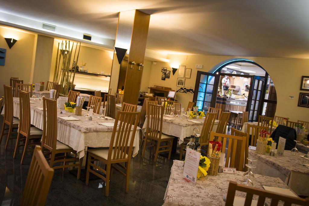 Hotel Ristorante Cigno - Camere And Aparthotel Latisana Exterior photo