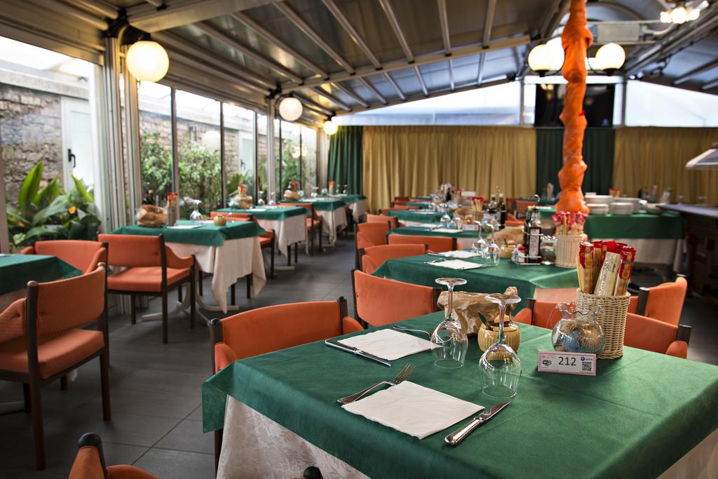 Hotel Ristorante Cigno - Camere And Aparthotel Latisana Exterior photo