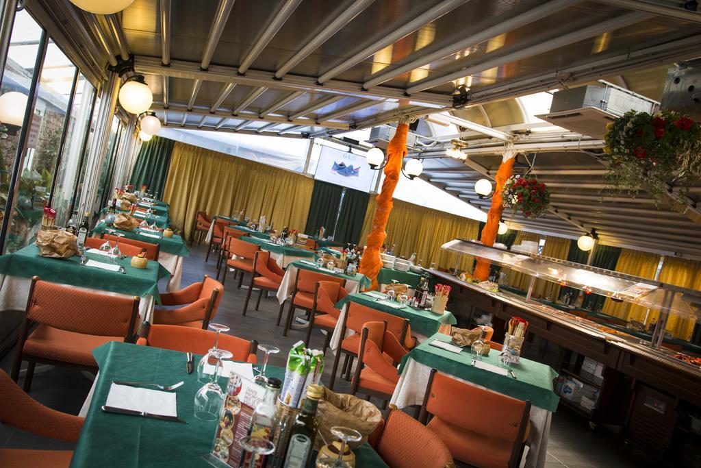 Hotel Ristorante Cigno - Camere And Aparthotel Latisana Exterior photo