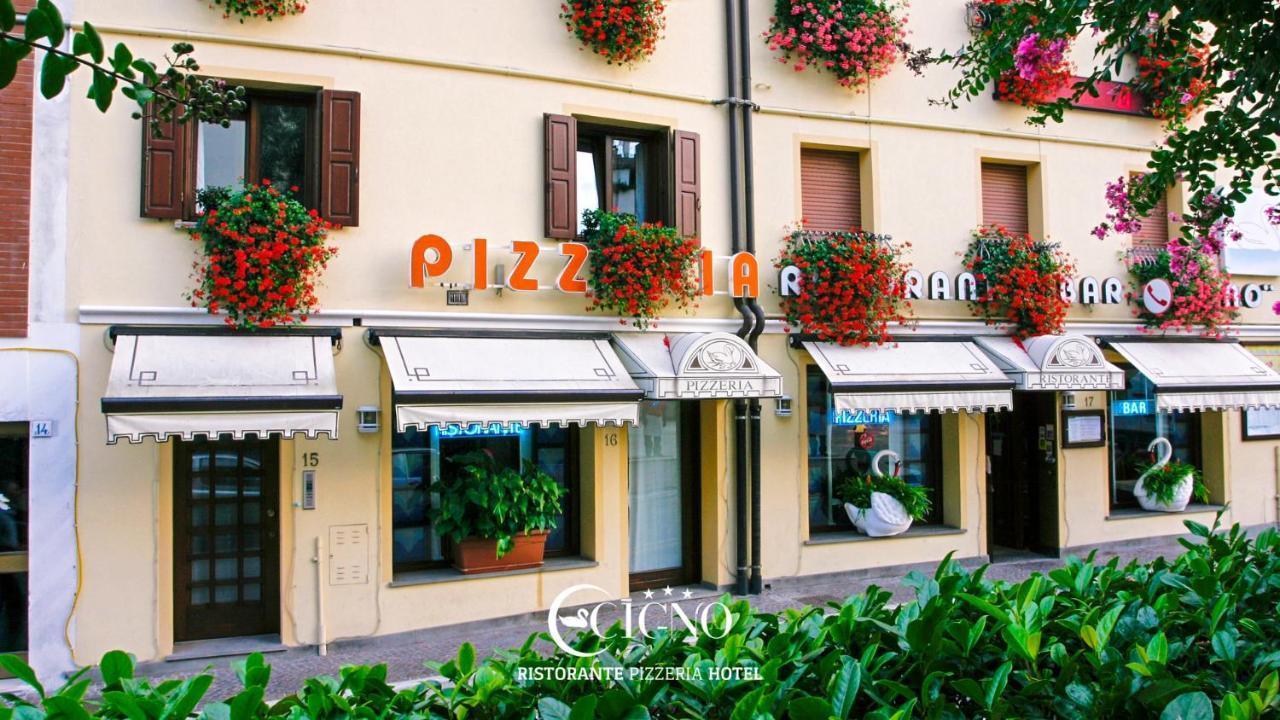 Hotel Ristorante Cigno - Camere And Aparthotel Latisana Exterior photo
