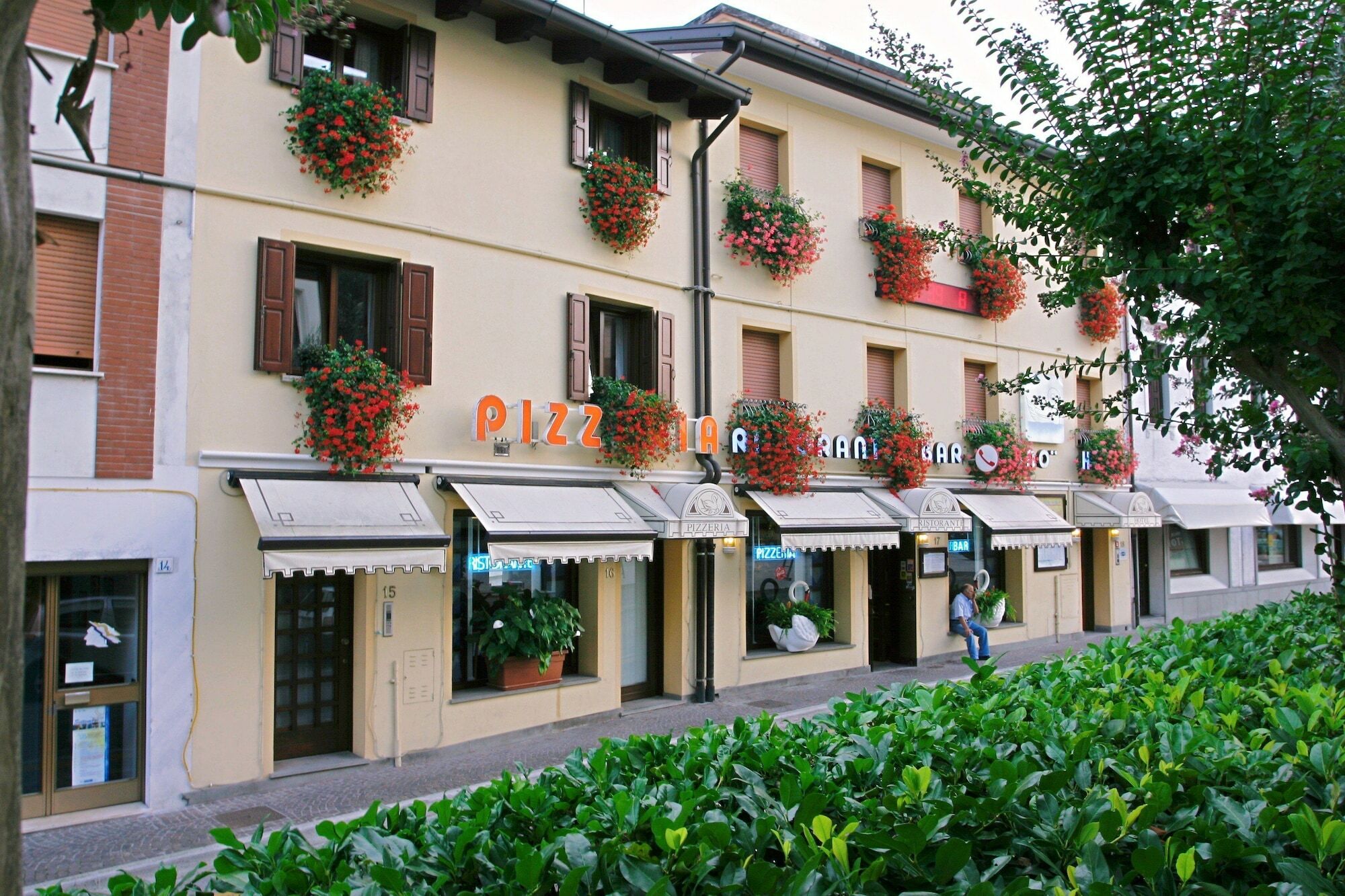Hotel Ristorante Cigno - Camere And Aparthotel Latisana Exterior photo